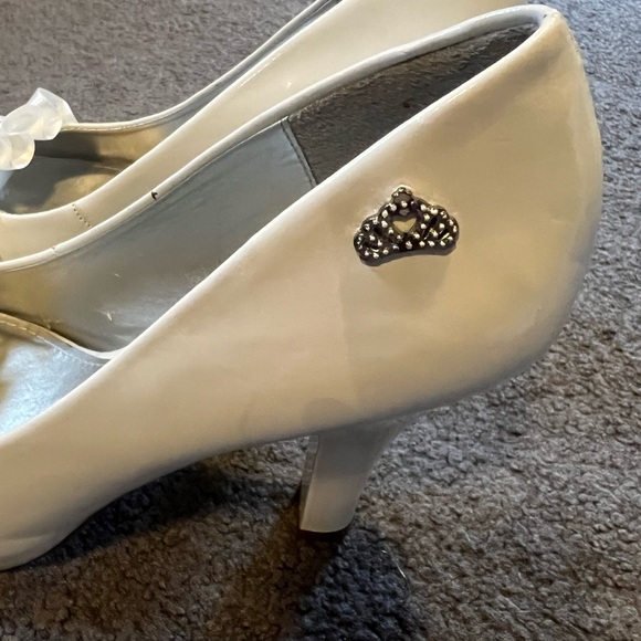 Fergalicious-Glamorous White Peep-Toe Heels with Bow Detail - Picture 6 of 9